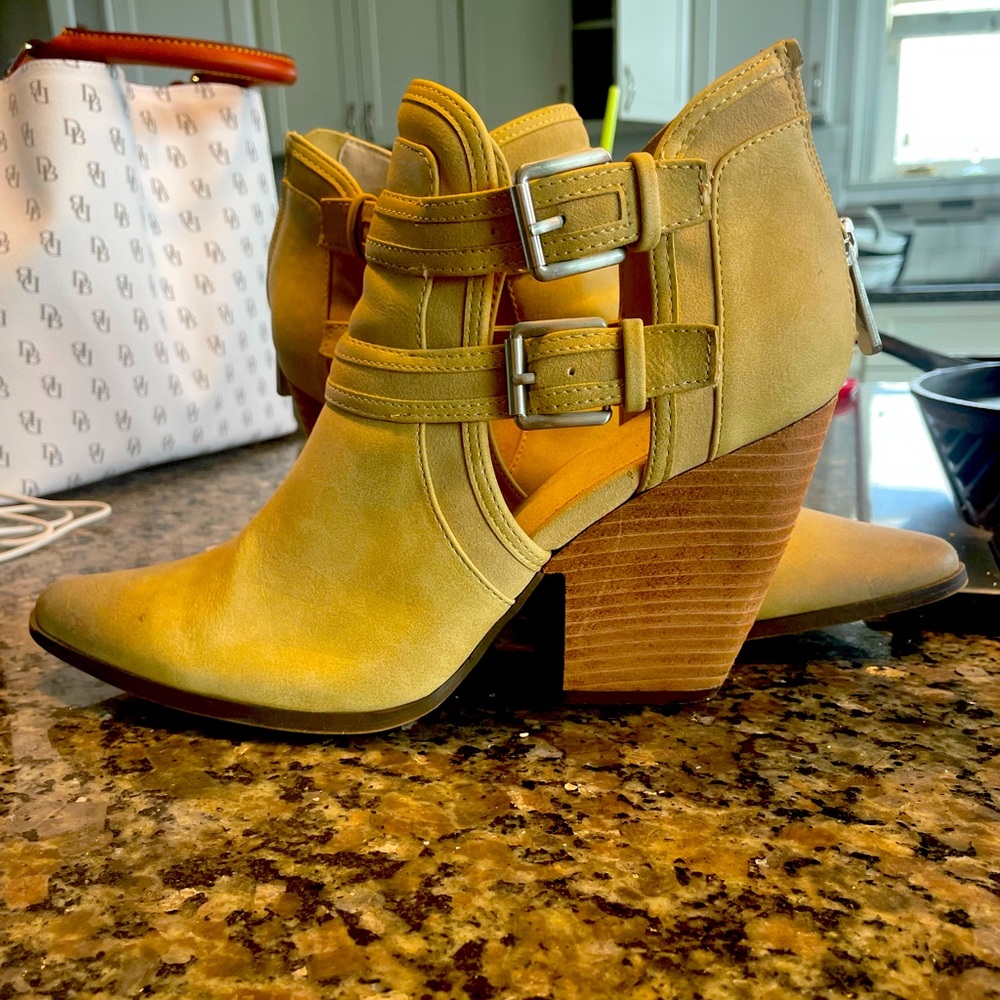 Beautiful beige/brown suede booties